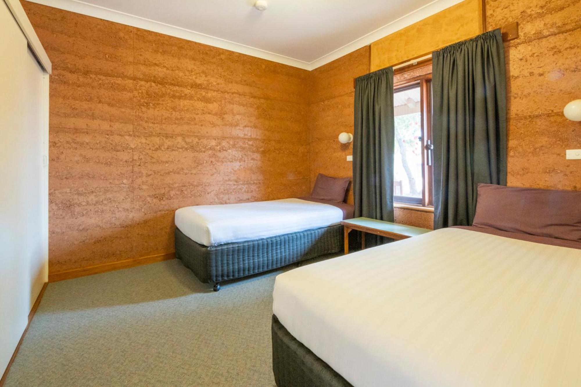 Mud Hut Motel Coober Pedy Ngoại thất bức ảnh